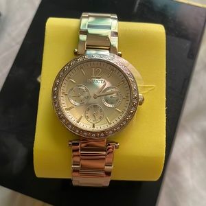 Female watch New new new. Never used still has plastics on it.